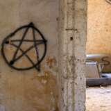 Ma nelle varie stanze vuote ad attirare la nostra attenzione sono alcune scritte lugubri. Si va dalla pi� classica delle bestemmie, al �pentacolo�, cio� la stella a cinque punte inscritta in un cerchio simbolo in genere adottato nell'ambito del satanismo